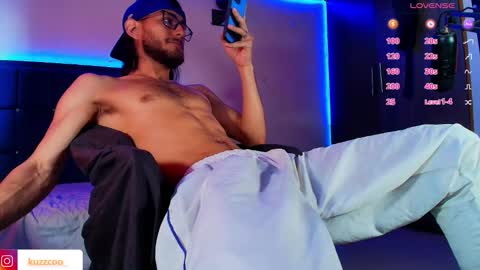 Snapshot of kuzzcoo chatting on November 3, 3:35 pm kuzzcoo online show from November 3, 3:35 pm