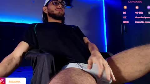 Snapshot of kuzzcoo chatting on November 11, 11:21 am kuzzcoo online show from November 11, 11:21 am