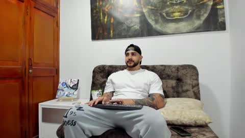 kylenorth_ online show from July 19, 11:52 pm