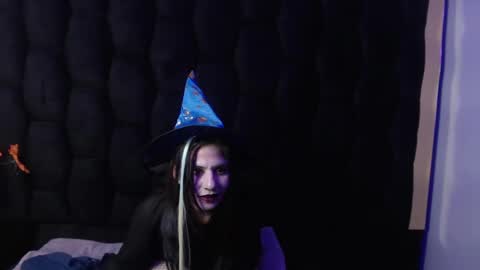 kylie_bloom online show from October 18, 9:59 pm