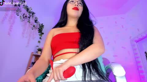 Snapshot of kylie_evans_18 chatting on December 11, 7:42 am Kylie online show from December 11, 7:42 am