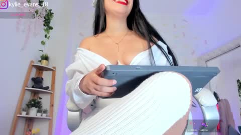 Snapshot of kylie_evans_18 chatting on March 2, 4:07 am Kylie online show from March 2, 4:07 am