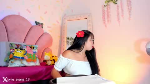 Snapshot of kylie_evans_18 chatting on March 7, 8:34 am Kylie online show from March 7, 8:34 am