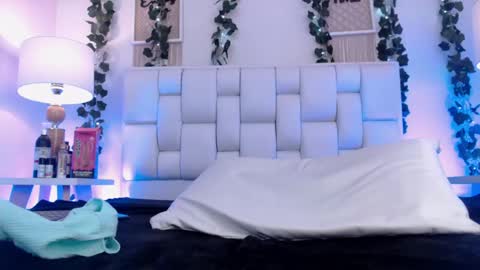 Snapshot of kylie_golden chatting on December 15, 4:59 pm Kylie Myers online show from December 15, 4:59 pm