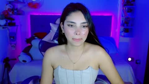 Snapshot of kylie_hottt_ chatting on December 17, 12:01 am k ylie online show from December 17, 12:01 am