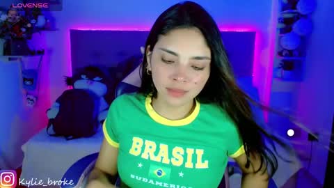 Snapshot of kylie_hottt_ chatting on December 27, 12:07 am k ylie online show from December 27, 12:07 am