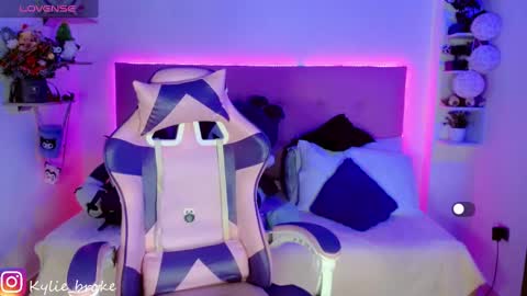 Snapshot of kylie_hottt_ chatting on December 27, 3:42 am k ylie online show from December 27, 3:42 am