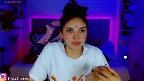 Snapshot of kylie_hottt_ chatting on December 28, 1:29 am k ylie online show from December 28, 1:29 am