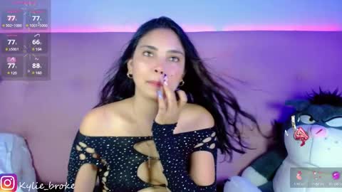 Snapshot of kylie_hottt_ chatting on February 2, 12:30 am k ylie online show from February 2, 12:30 am