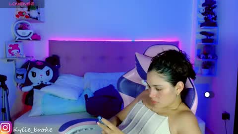 Snapshot of kylie_hottt_ chatting on February 2, 9:56 pm k ylie online show from February 2, 9:56 pm