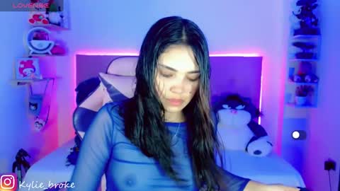 Snapshot of kylie_hottt_ chatting on February 3, 9:18 pm k ylie online show from February 3, 9:18 pm