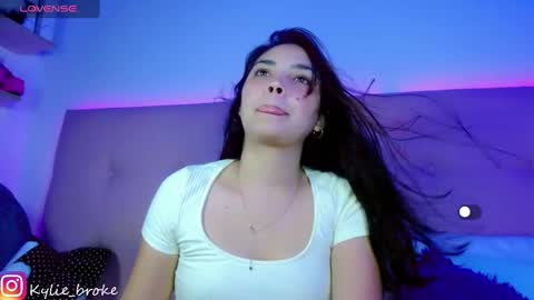 Snapshot of kylie_hottt_ chatting on February 4, 12:19 am k ylie online show from February 4, 12:19 am