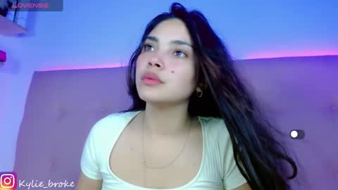 Snapshot of kylie_hottt_ chatting on February 4, 3:22 am k ylie online show from February 4, 3:22 am