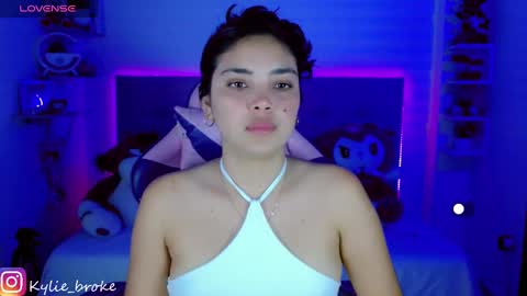 Snapshot of kylie_hottt_ chatting on February 4, 9:10 pm k ylie online show from February 4, 9:10 pm