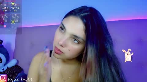 Snapshot of kylie_hottt_ chatting on February 8, 2:04 am k ylie online show from February 8, 2:04 am
