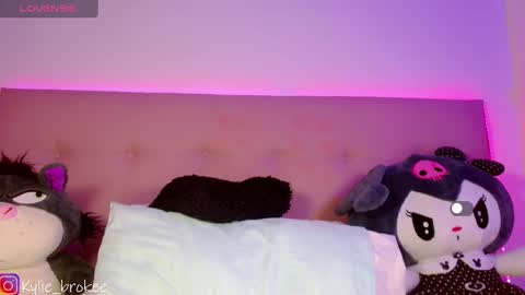 Snapshot of kylie_hottt_ chatting on February 26, 9:27 pm k ylie online show from February 26, 9:27 pm