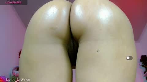 Snapshot of kylie_hottt_ chatting on March 2, 12:20 am k ylie online show from March 2, 12:20 am
