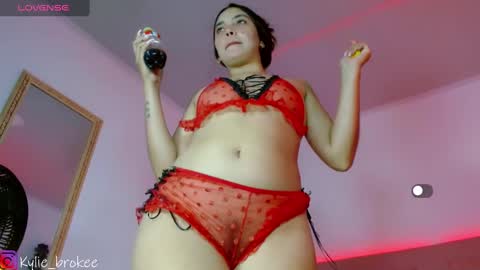 Snapshot of kylie_hottt_ chatting on March 2, 3:24 am k ylie online show from March 2, 3:24 am