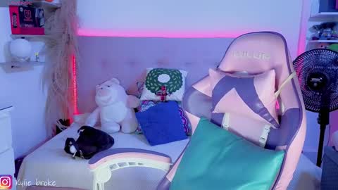 k ylie online show from March 3, 9:21 pm