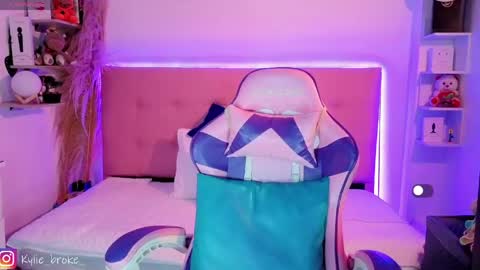 Snapshot of kylie_hottt_ chatting on April 23, 9:17 pm k ylie online show from April 23, 9:17 pm