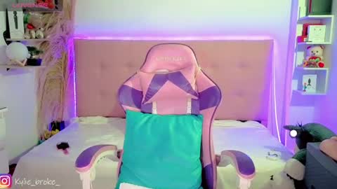 Snapshot of kylie_hottt_ chatting on June 13, 9:35 pm k ylie online show from June 13, 9:35 pm