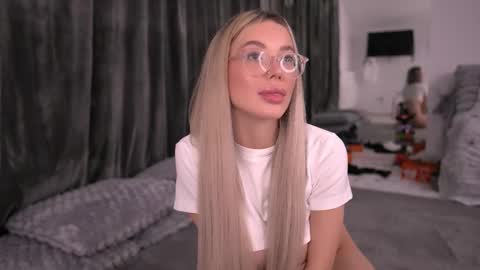 Snapshot of kyliejoyce chatting on October 28, 9:17 pm Kylie online show from October 28, 9:17 pm