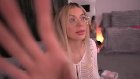 Snapshot of kyliejoyce chatting on November 9, 8:18 pm Kylie online show from November 9, 8:18 pm