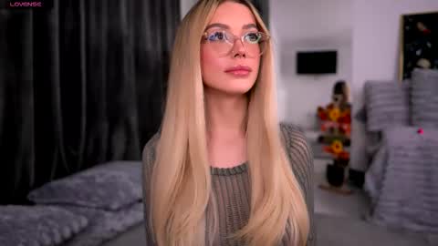 Snapshot of kyliejoyce chatting on December 3, 9:57 pm Kylie online show from December 3, 9:57 pm