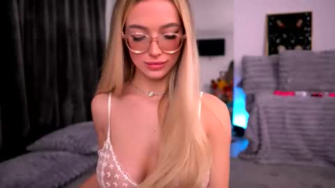 Snapshot of kyliejoyce chatting on December 4, 11:13 pm Kylie online show from December 4, 11:13 pm