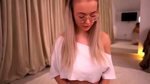 Kylie online show from June 4, 8:26 pm