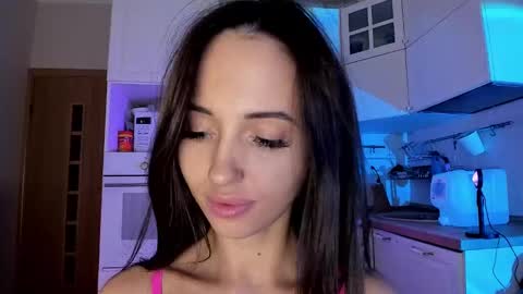 Snapshot of l1tww chatting on February 5, 12:53 am Malika online show from February 5, 12:53 am