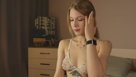 Snapshot of la_belle_ chatting on April 19, 6:10 pm Alice online show from April 19, 6:10 pm