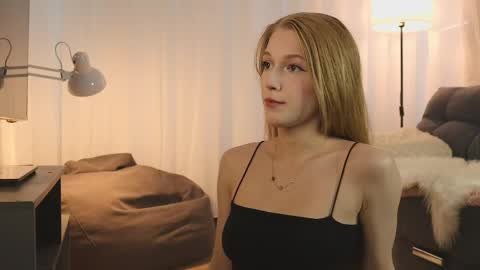 Snapshot of la_belle_ chatting on May 8, 3:39 pm Alice online show from May 8, 3:39 pm