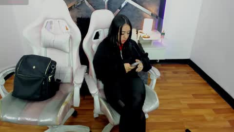  L A R A   online show from March 4, 1:45 am