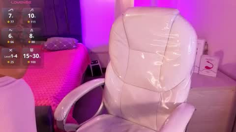  L A R A   online show from November 23, 8:08 pm