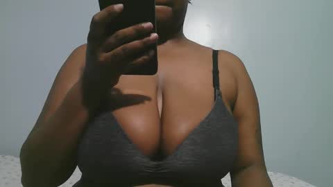 Snapshot of lady_dearra chatting on February 18, 2:40 am lady_dearra online show from February 18, 2:40 am