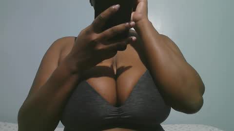 Snapshot of lady_dearra chatting on February 19, 2:51 am lady_dearra online show from February 19, 2:51 am