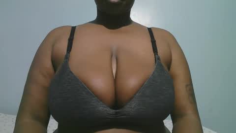 Snapshot of lady_dearra chatting on February 22, 3:07 am lady_dearra online show from February 22, 3:07 am