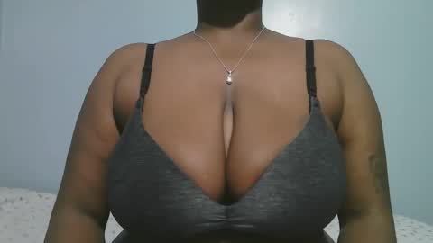 Snapshot of lady_dearra chatting on February 23, 3:04 am lady_dearra online show from February 23, 3:04 am