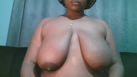 Snapshot of lady_dearra chatting on April 6, 1:47 am lady_dearra online show from April 6, 1:47 am