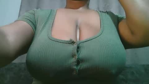 Snapshot of lady_dearra chatting on April 22, 3:53 am lady_dearra online show from April 22, 3:53 am