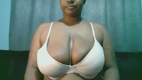 Snapshot of lady_dearra chatting on June 4, 2:50 am lady_dearra online show from June 4, 2:50 am