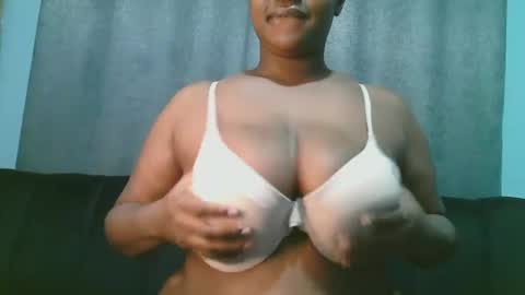 Snapshot of lady_dearra chatting on June 5, 3:02 am lady_dearra online show from June 5, 3:02 am