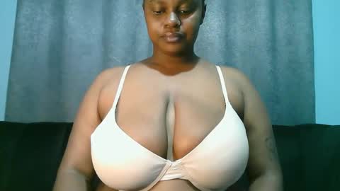 Snapshot of lady_dearra chatting on June 6, 2:49 am lady_dearra online show from June 6, 2:49 am