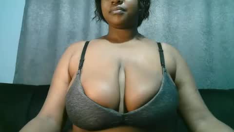 Snapshot of lady_dearra chatting on June 12, 2:43 am lady_dearra online show from June 12, 2:43 am