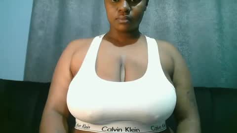 Snapshot of lady_dearra chatting on June 14, 2:09 am lady_dearra online show from June 14, 2:09 am