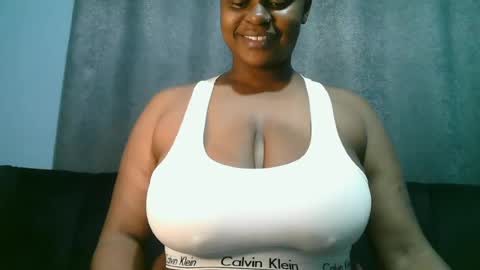 Snapshot of lady_dearra chatting on June 14, 2:24 am lady_dearra online show from June 14, 2:24 am