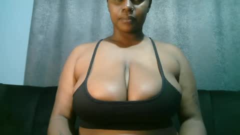 Snapshot of lady_dearra chatting on June 17, 2:25 am lady_dearra online show from June 17, 2:25 am