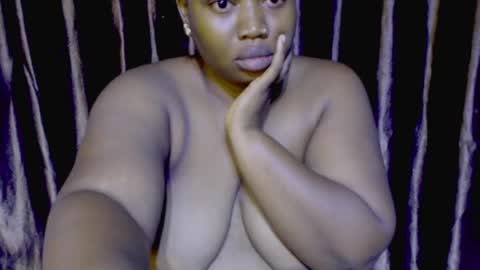 Snapshot of ladynina_ninss chatting on May 25, 12:00 pm youngladynina online show from May 25, 12:00 pm