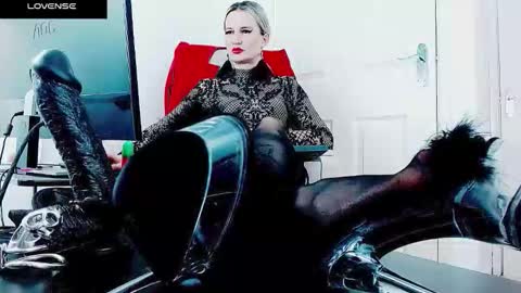 Snapshot of ladyperfection chatting on December 15, 5:06 pm MistressMILA online show from December 15, 5:06 pm